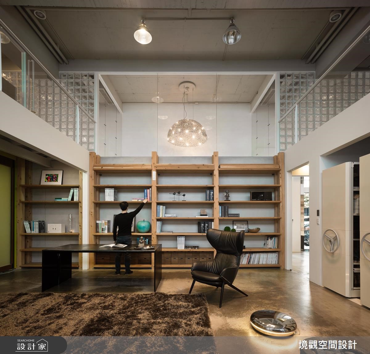 上下層各70坪的偌大宅邸,是住辦合一的複合空間,1 樓